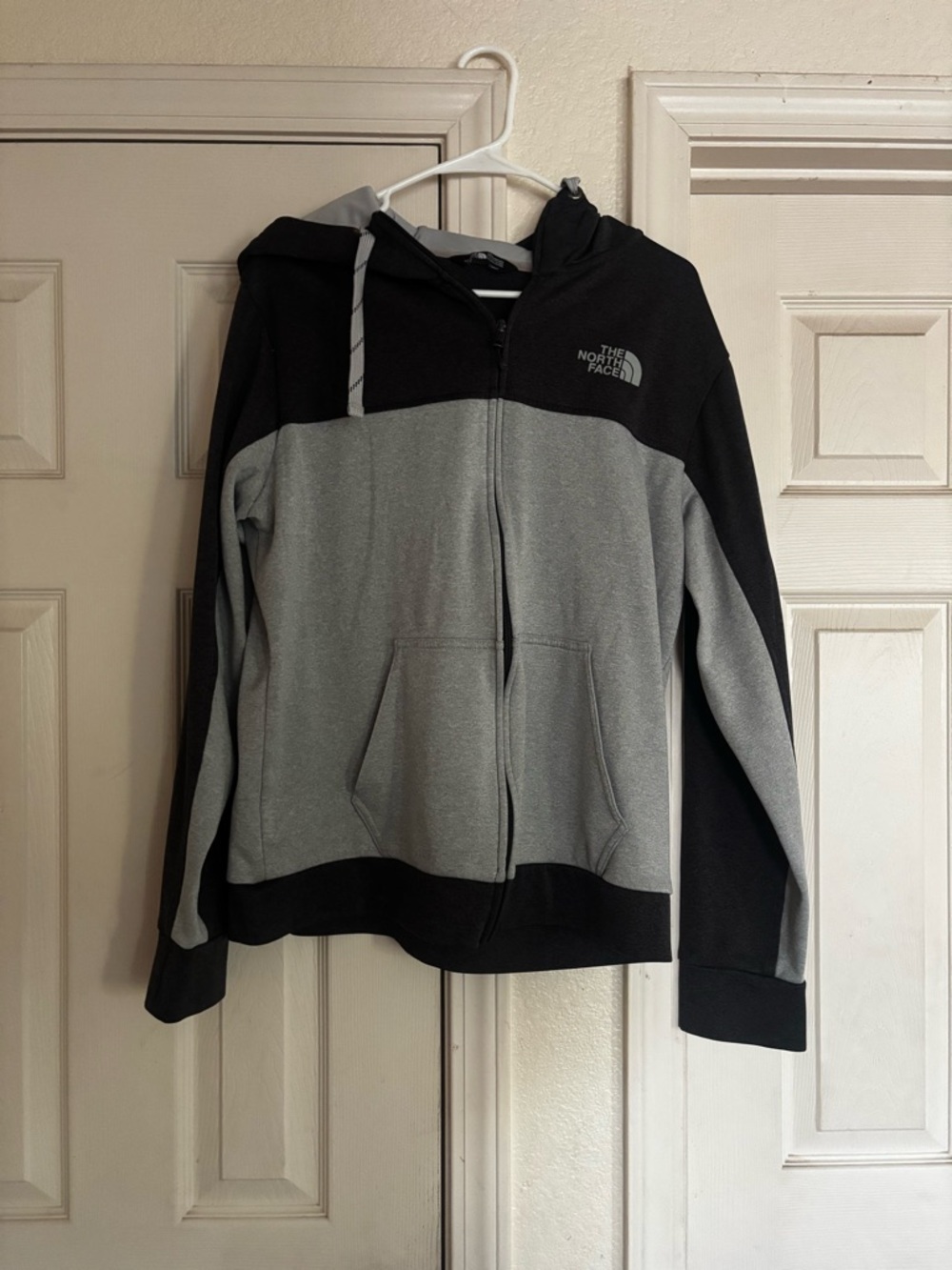 Men’s The North Face Black & Gray Zip Hoodie lightweight  size Large